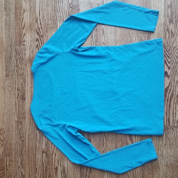 (L) Company Ellen Tracy Solid Color Classic Long Sleeve Tee Made in Canada - Picture 9 of 9